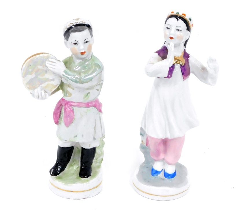 Две статуэтки: мальчик с бубном и танцующая девочка