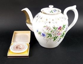 Русский заварочный чайник от Кузнецова с фарфоровым корпусом и украшениями