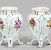 A pair of vase potpourris with flower décor.