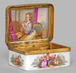 Snuffbox with cotton decoration