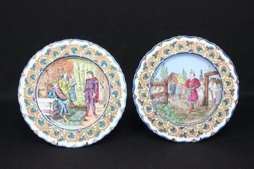 Фарфоровые тарелки Кузнецова XIX века с изображениями русских сказок.
