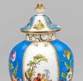Small lidded vase with gallant scenes and floral decoration