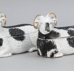 PAIR OF KUZNETSOV PORCELAIN RAM-FORM BOXES Late 19th/Early 20th Century Heights 4.75”. Lengths 7”.