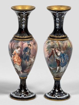 Пара декоративных орнаментальных ваз с галантными парами.