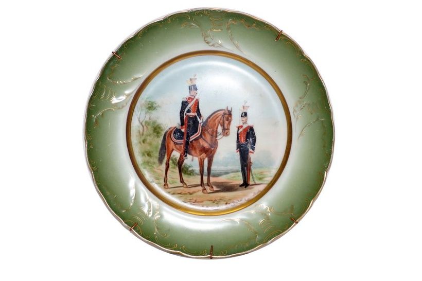 Антикварная фарфоровая тарелка от Кузнецова с офицерами Российской империи