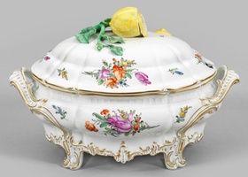 Magnificent lidded tureen with decoration "Nymphenburger Bouquet"