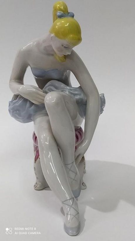 Скульптура Балерина Леночка на Пуфике