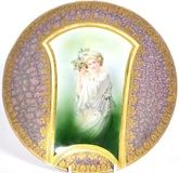 Фарфоровая тарелка Кузнецова с изображением девушки и букетом цветов.