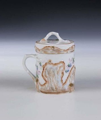 Decorative cup in the form of a hemp made of porcelain, M.S. Kuznetsov, Dulevo, late 19th century