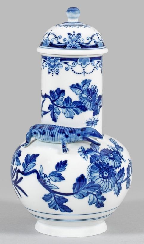 Мейсенская ваза с крышкой, украшенная ящерицей и цветочным орнаментом