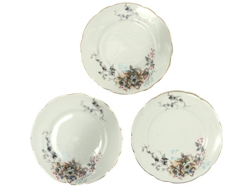 A RUSSIAN PORCELAIN SET OF 3 PLATES BY KUZNETSOV