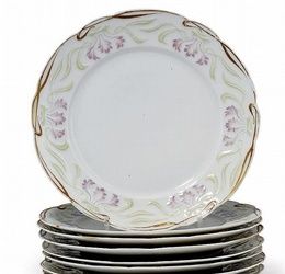 A SET OF SIX PORCELAIN DINNER PLATES AND A TUREEN AND COVER