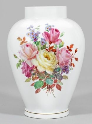 Большая украшенная ваза с украшением из розы