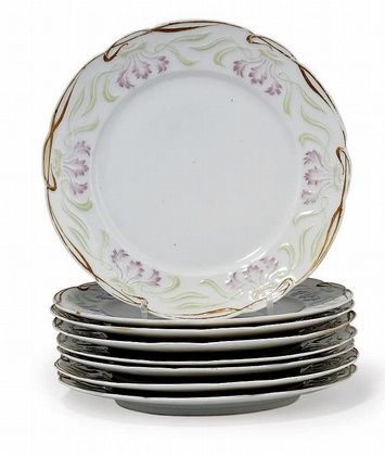 A SET OF SIX PORCELAIN DINNER PLATES AND A TUREEN AND COVER