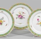 Five dinner plates "Kurland" with a summery floral décor.
