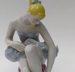 Sculpture "Ballerina Lenochka on a Pouf"