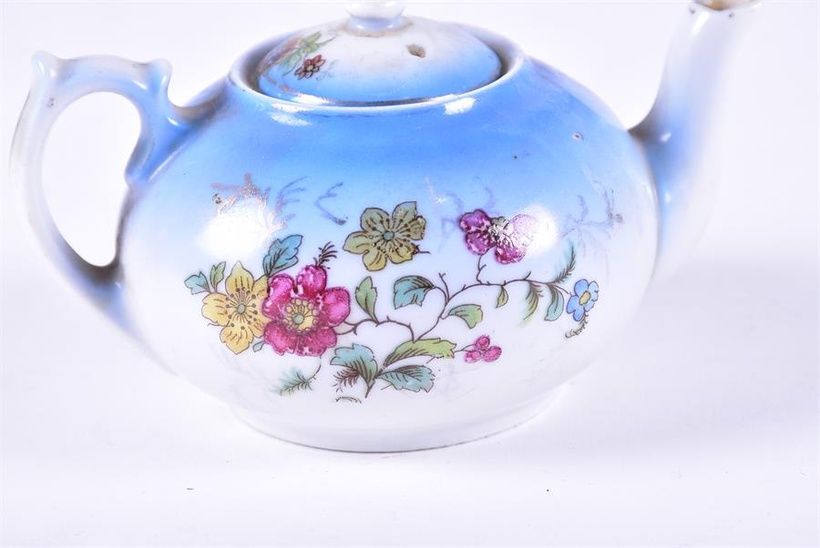 A late 19th/early 20th century Kuznetsov Dulevo porcelain teapot c. 1889-1917, made for the