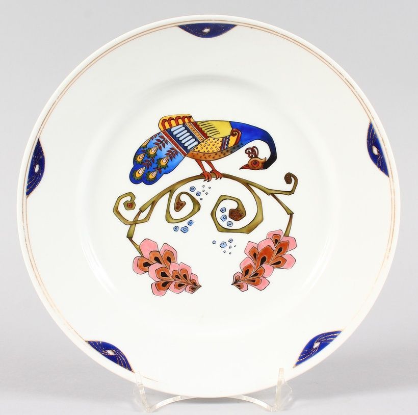Фарфоровый тарелка  М. С. Кузнецова в стиле Ар Нуво с павлином.