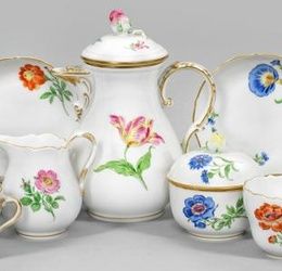 Coffee service with floral decoration.