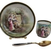 Антикварная чашка и блюдце, подписанные Кузнецовым, с фарфоровым декором и золотой десертной ложкой.
