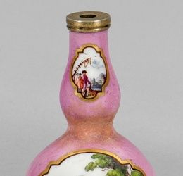 Perfume bottle with trade and landscape decoration.