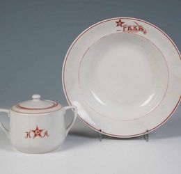 A plate and sugar bowl of the Red Army Dulevo, circa 1937. Decorated with an iron-red pattern. The underside is marked.