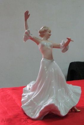 Танцовщица в пышном платье
