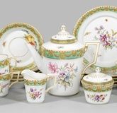Tea set "Kurland" with a summery floral decoration.