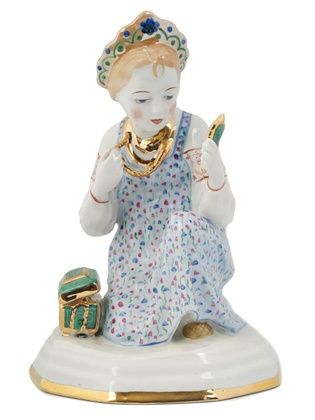 RUSSIAN DULEVO PORCELAIN FIGURINE OF GIRL AND BOX