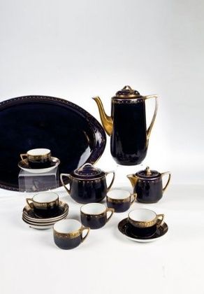 Nine-part coffee service on a tray Dulevo, M.S. Kuznetsov, around 1900 Consisting of