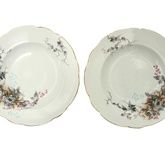 A PAIR OF RUSSIAN PORCELAIN PLATES BY KUZNETSOV