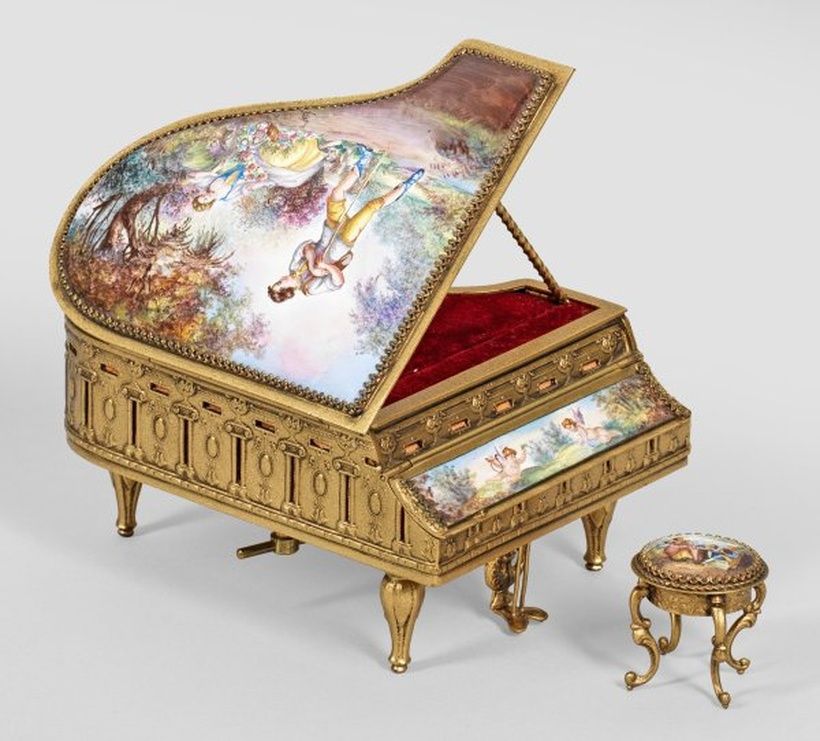 Music box with extremely fine Viennese enamel painting