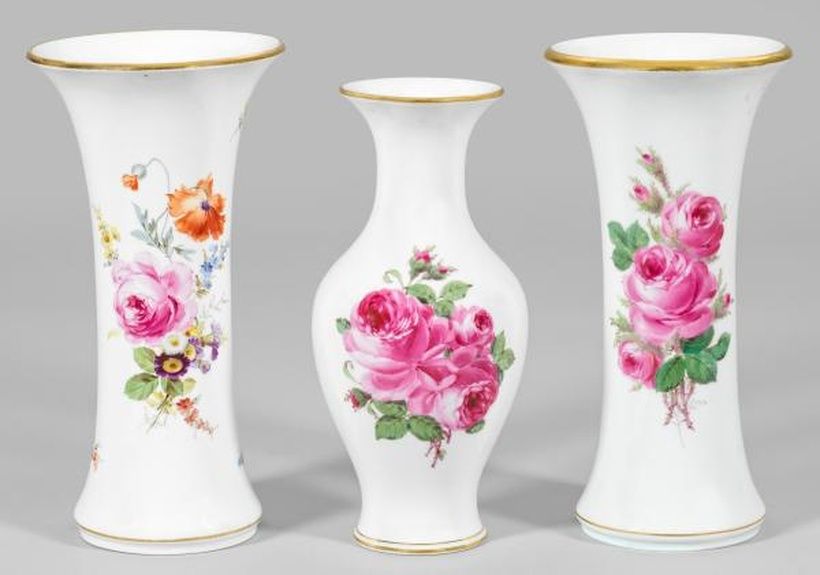 Три фарфоровые вазы с цветочным узором