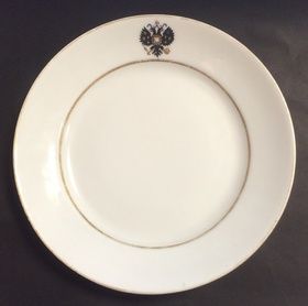Прекрасная белая глазурованная фарфоровая тарелка с маркой кузнецовской фабрики по фарфору