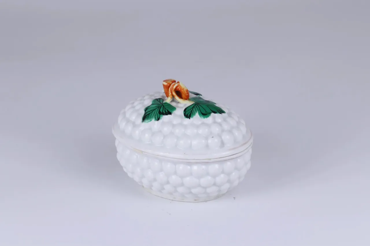 Фарфоровая сливочница с крышкой "Кузнецов" от фабрики М.С. Кузнецова в Риге