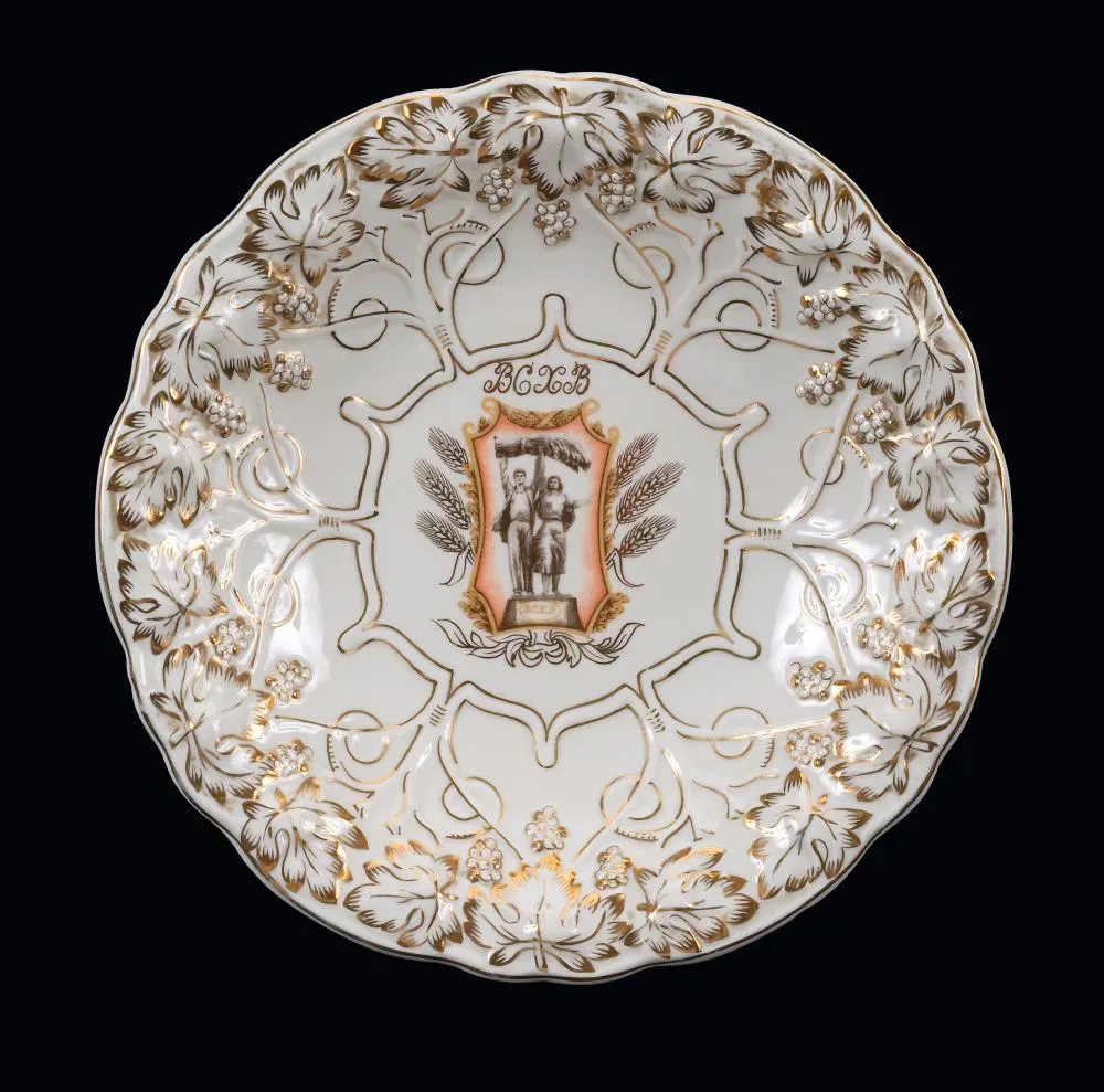 СОВЕТСКАЯ ФАРФОРОВАЯ ПАМЯТНАЯ ТАРЕЛКА С ВСЕСОЮЗНОЙ СЕЛЬСКОХОЗЯЙСТВЕННОЙ ВЫСТАВКИ, ДУЛЕВСКАЯ ФАРФОРОВАЯ ФАБРИКА, 1954 год.