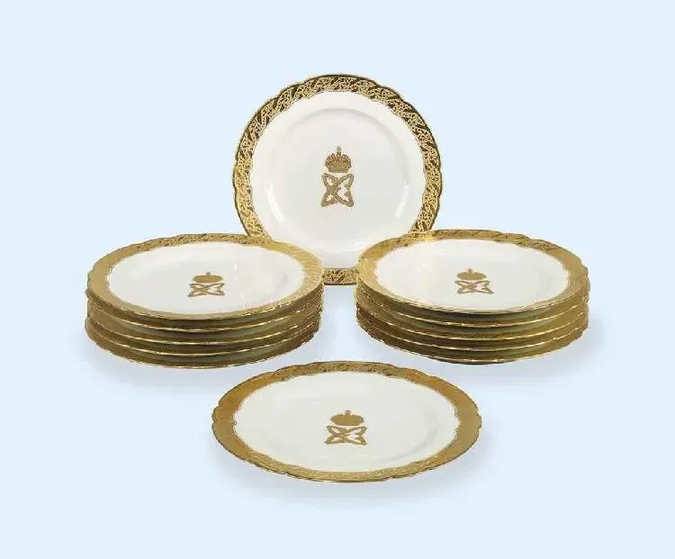 Фарфоровые десертные тарелки с эмблемой герцогов