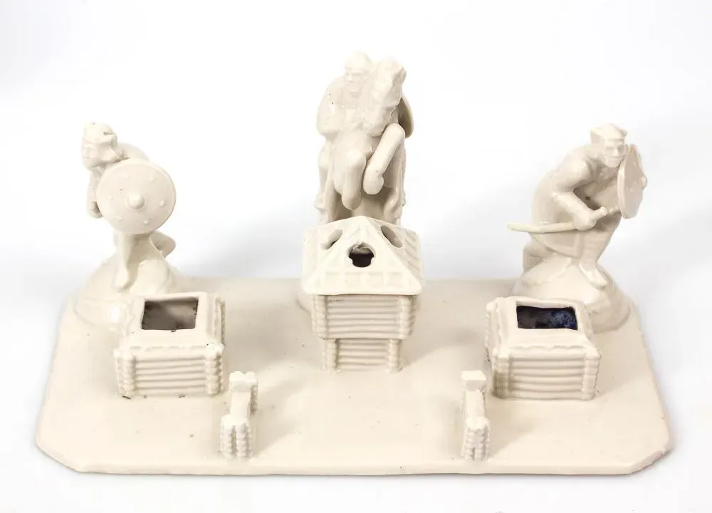 Фарфоровая чернильница с шахматными фигурами в национальном стиле