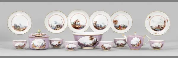 Сервиз из фарфора Мейссена с лавандовым цветом и декором, изображающим торговлю и пейзаж.