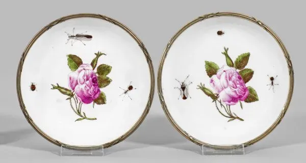 Пара небольших фарфоровых чашек