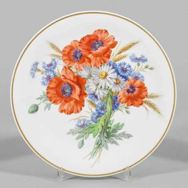 Большая настенная тарелка с летним букетом цветов.