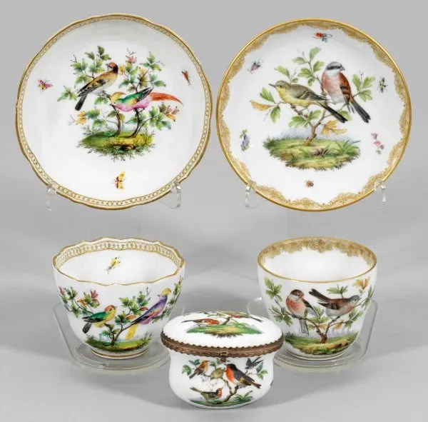 Табакерка и две чашки для кофе с птичьим украшением.