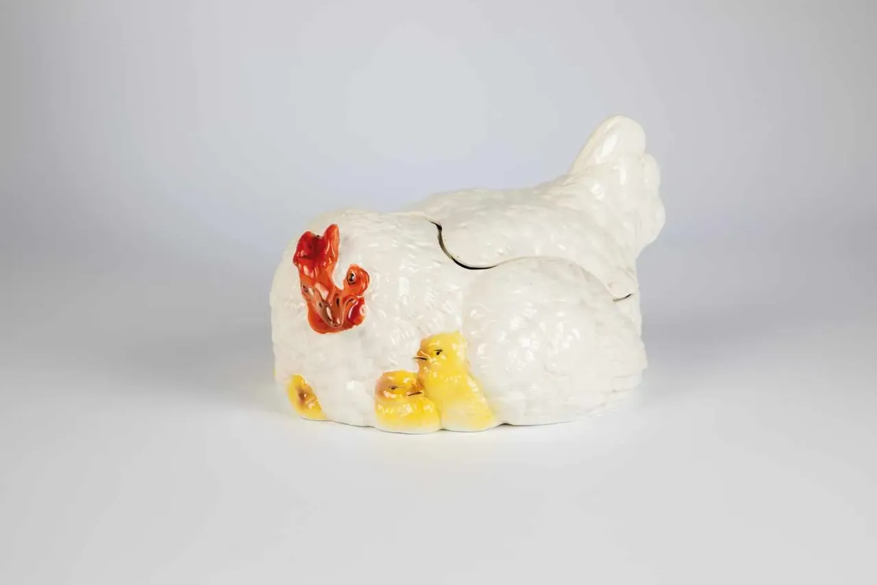 Фарфоровая форма в виде русской курицы от Тверской фабрики М.С. Кузнецова, 1870-1889 гг.